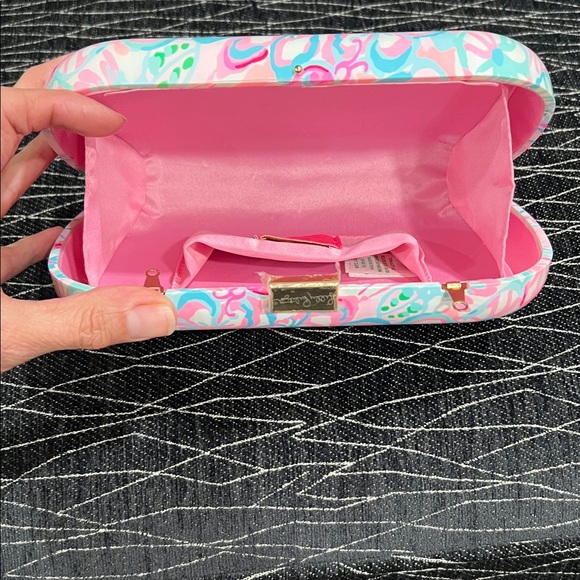 Lilly Pulitzer, hard side clutch. It does not have the chain to go with it. - Picture 5 of 6